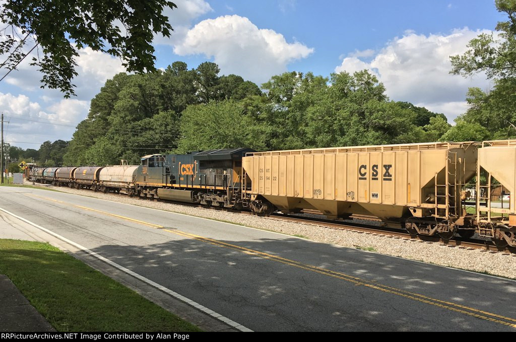 CSX 3304 pushing mid-train